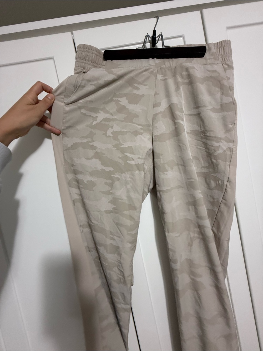 Athleta Beige Camo Cropped Performance Pants